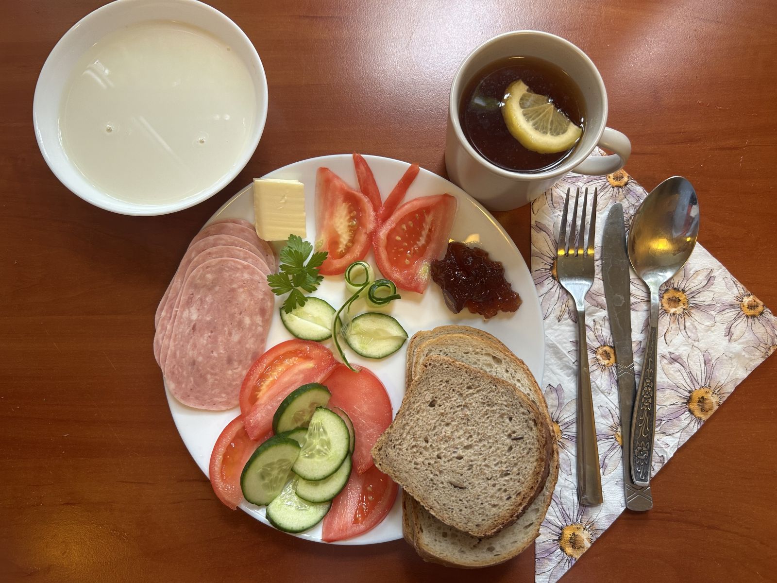 Płatki owsiane na mleku, chleb pszenny i żytni, pomidor, ogórek, papryka, wędlina, dżem