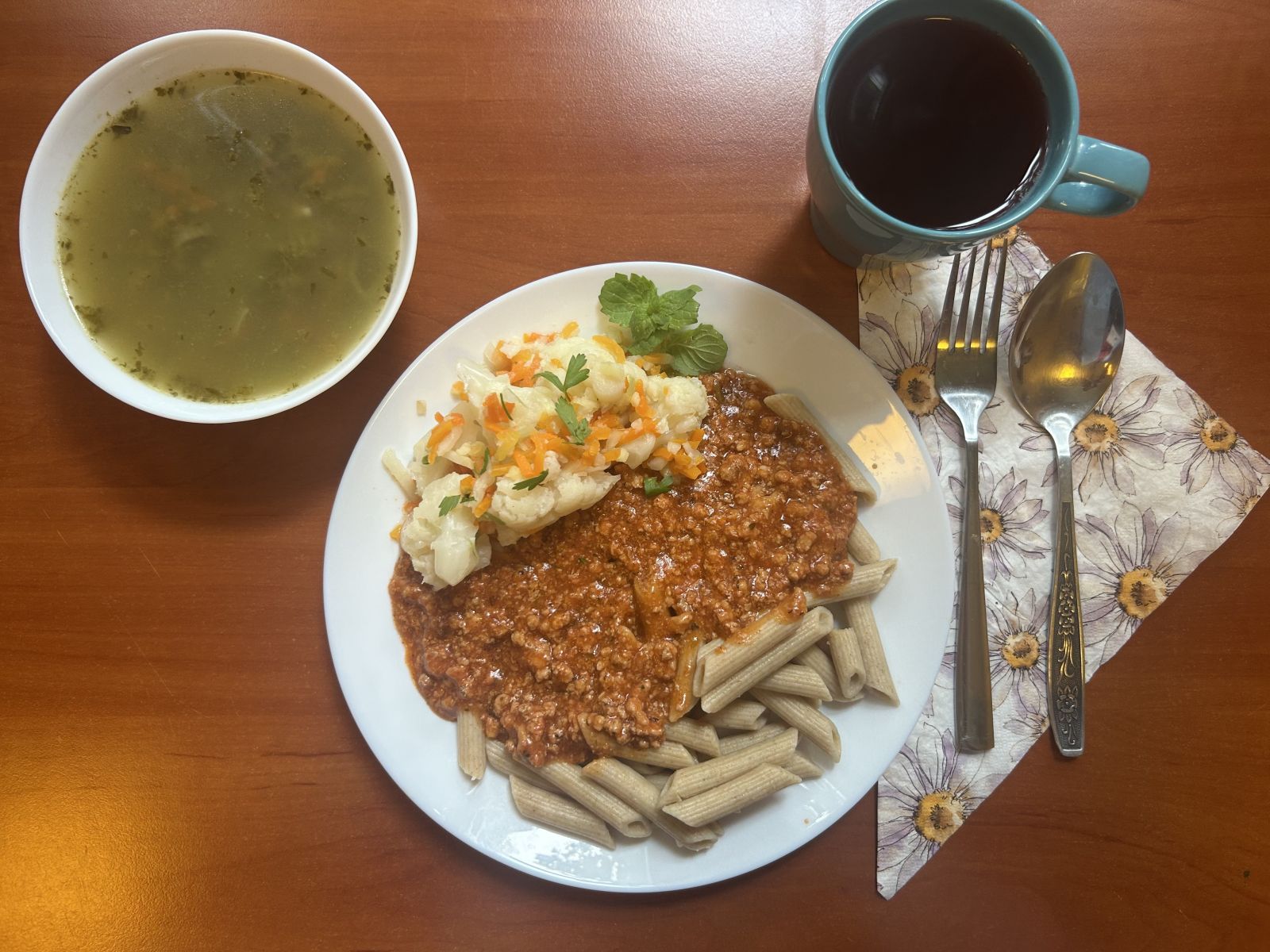 Zupa szczawiowa, makaron pełnoziarnisty z sosem bolognese, bukiet warzyw gotowanych, kompot