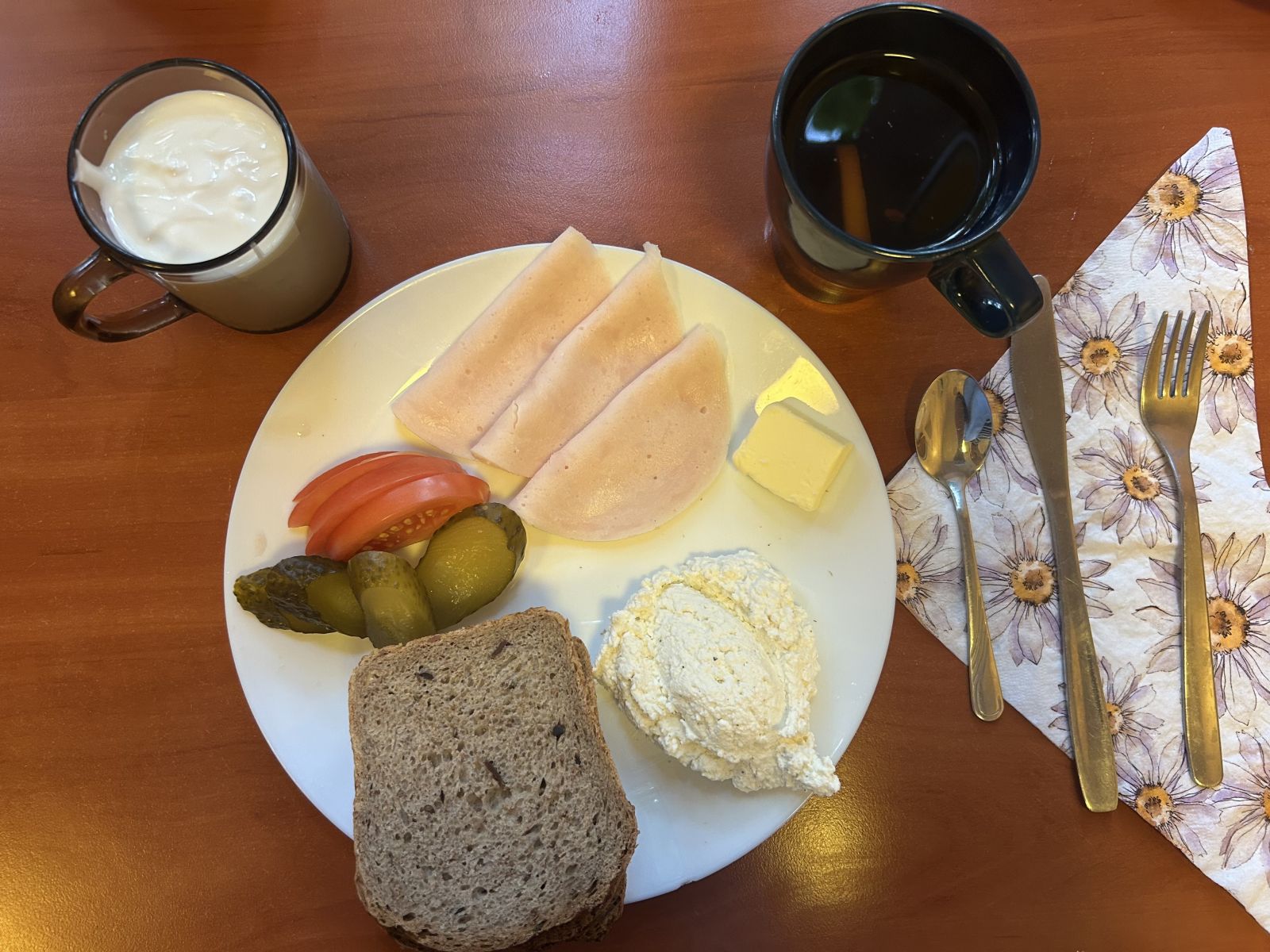 Chleb żytni, pomidor, ogórek kiszony, wędlina, twaróg, herbata