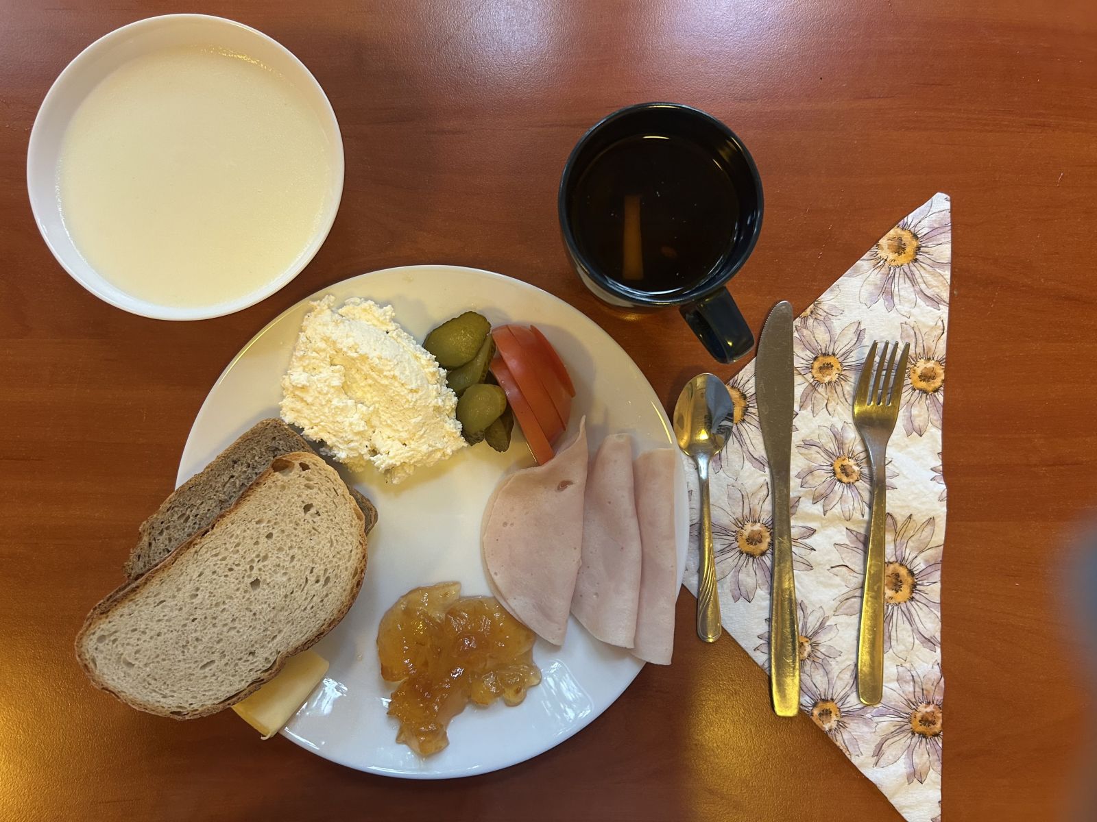 Kasza manna na mleku, chleb pszenny i żytni, pomidor, ogórek kiszony, wędlina, twaróg, dżem