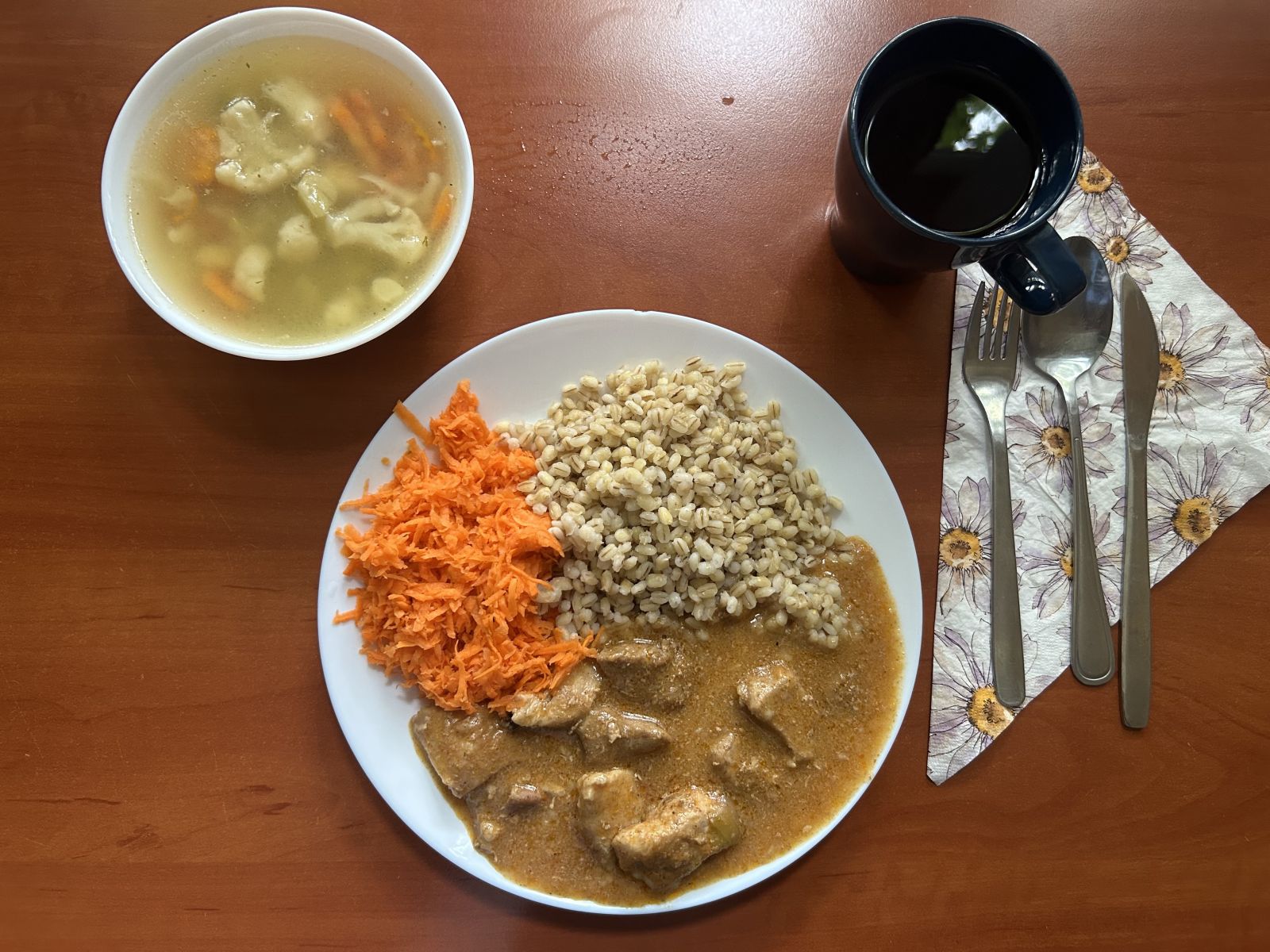 Zupa jarzynowa, gulasz wieprzowy, kasza jęczmienna, surówka z marchewki, kompot