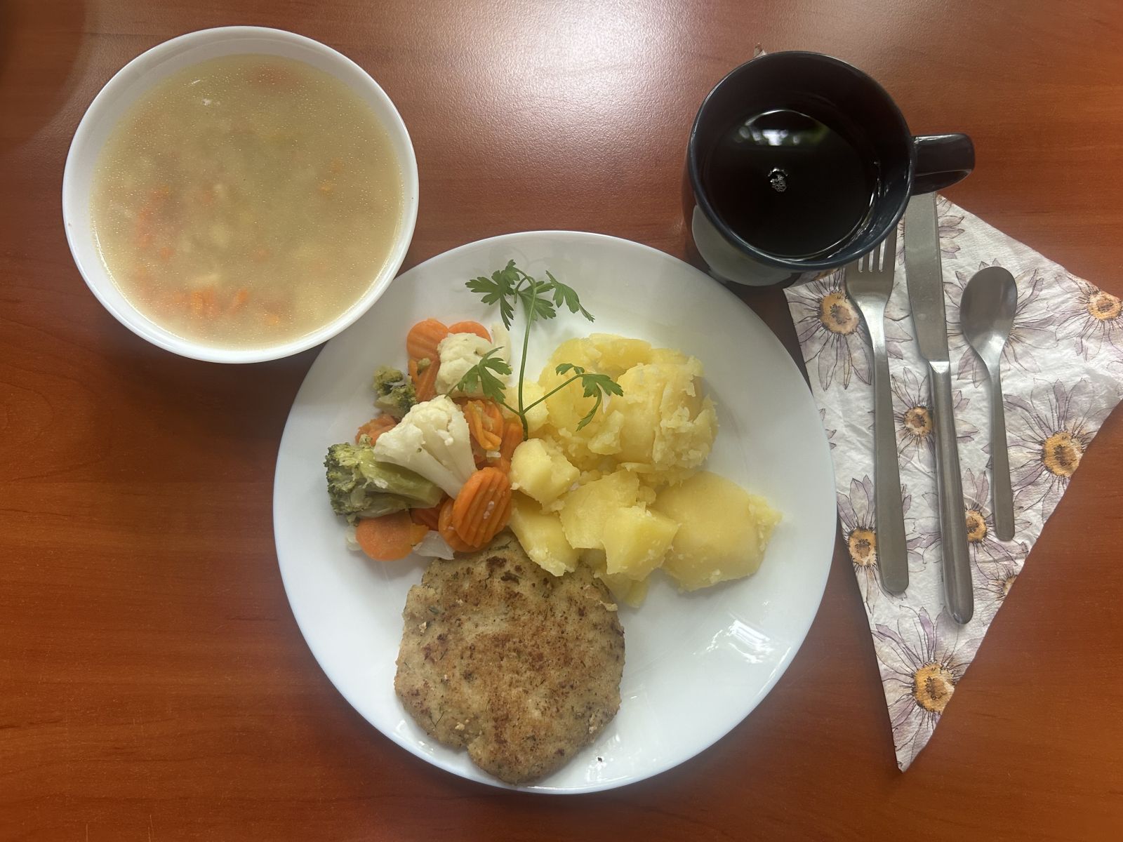 Krupnik, kotlet rybny, ziemniaki, warzywa gotowane, kompot