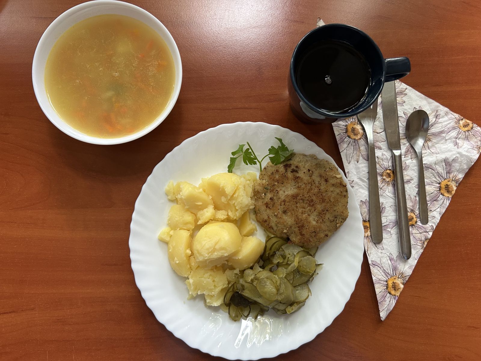 Zupa z soczewicą, kotlet rybny, ziemniaki, ogórki kiszone, kompot