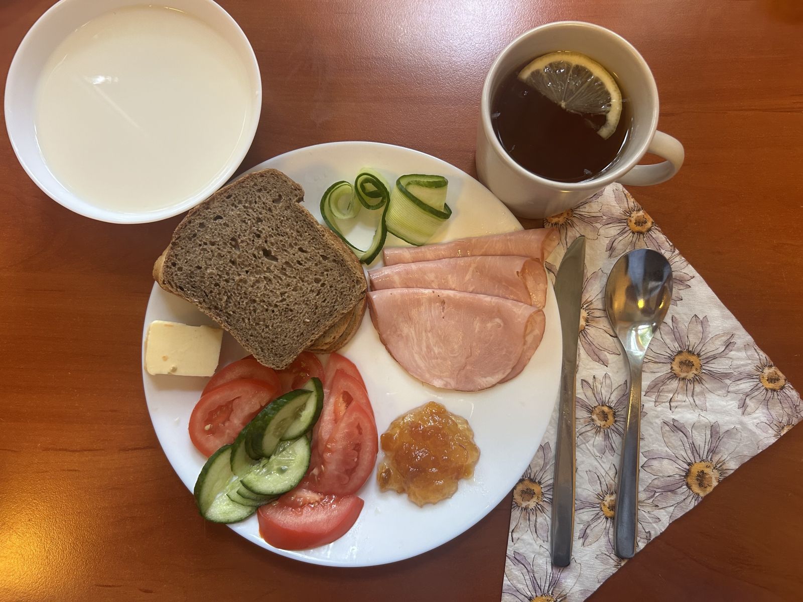 Płatki owsiane na mleku, chleb pszenny i żytni, pomidor, ogórek, wędlina, dżem