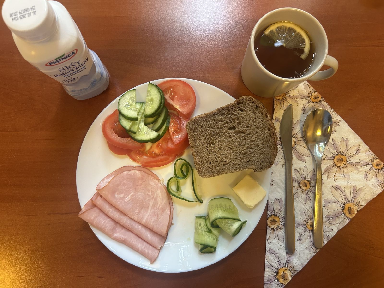 Chleb żytni, pomidor, ogórek, wędlina, herbata