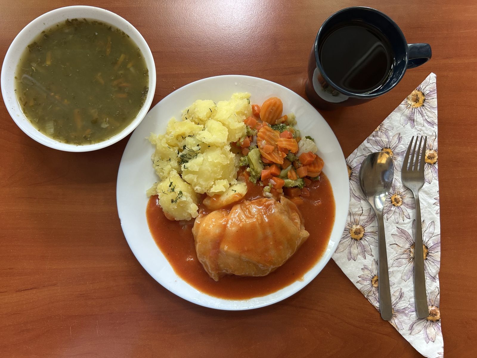 Zupa szczawiowa, gołąbki z sosem pomidorowym, ziemniaki gotowane, bukiet warzyw gotowanych, kompot