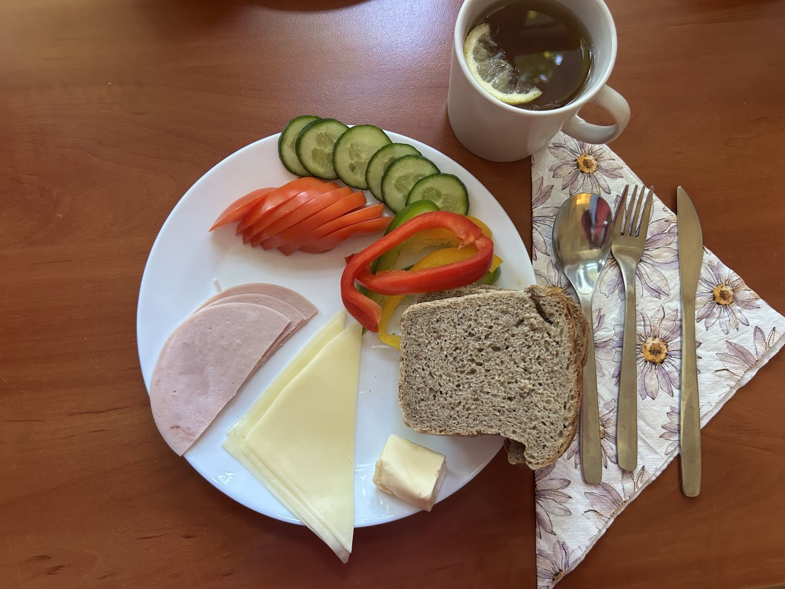 Chleb żytni, pomidor, ogórek, papryka, wędlina, ser żółty, herbata