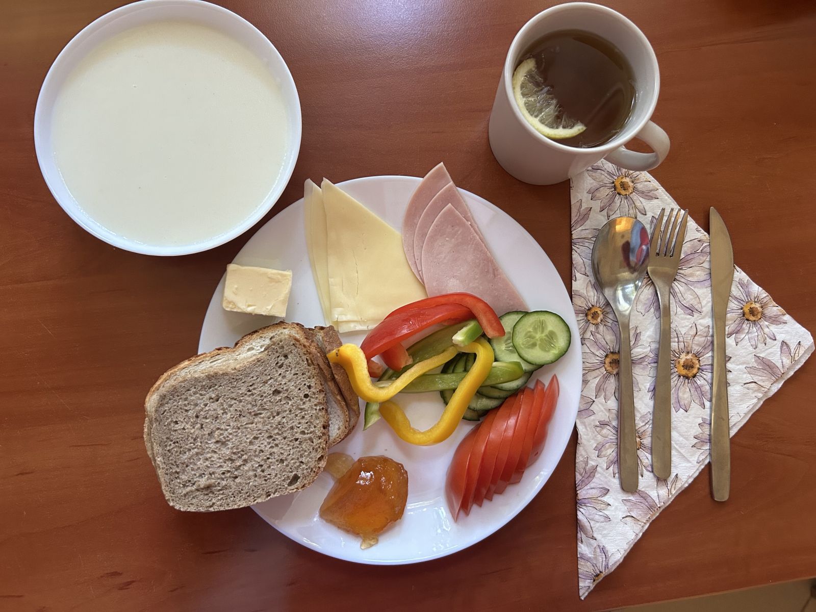 Kasza manna, chleb pszenny i żytni, pomidor, ogórek, papryka, wędlina, ser żółty, dżem