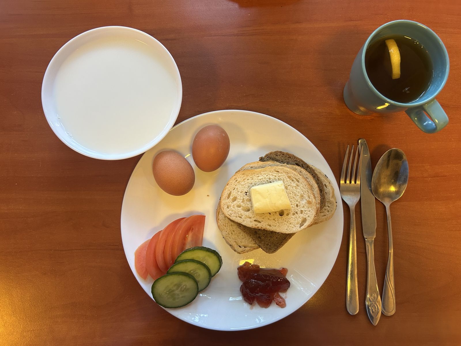 Płatki ryżowe na mleku, chleb pszenny i żytni, pomidor, ogórek, papryka, jaja, dżem