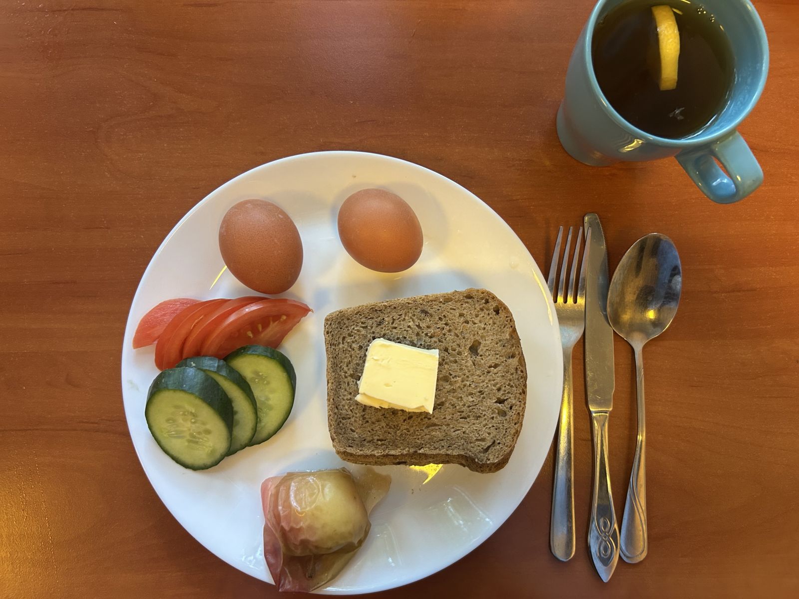 Chleb żytni, pomidor, ogórek, papryka, jaja, herbata