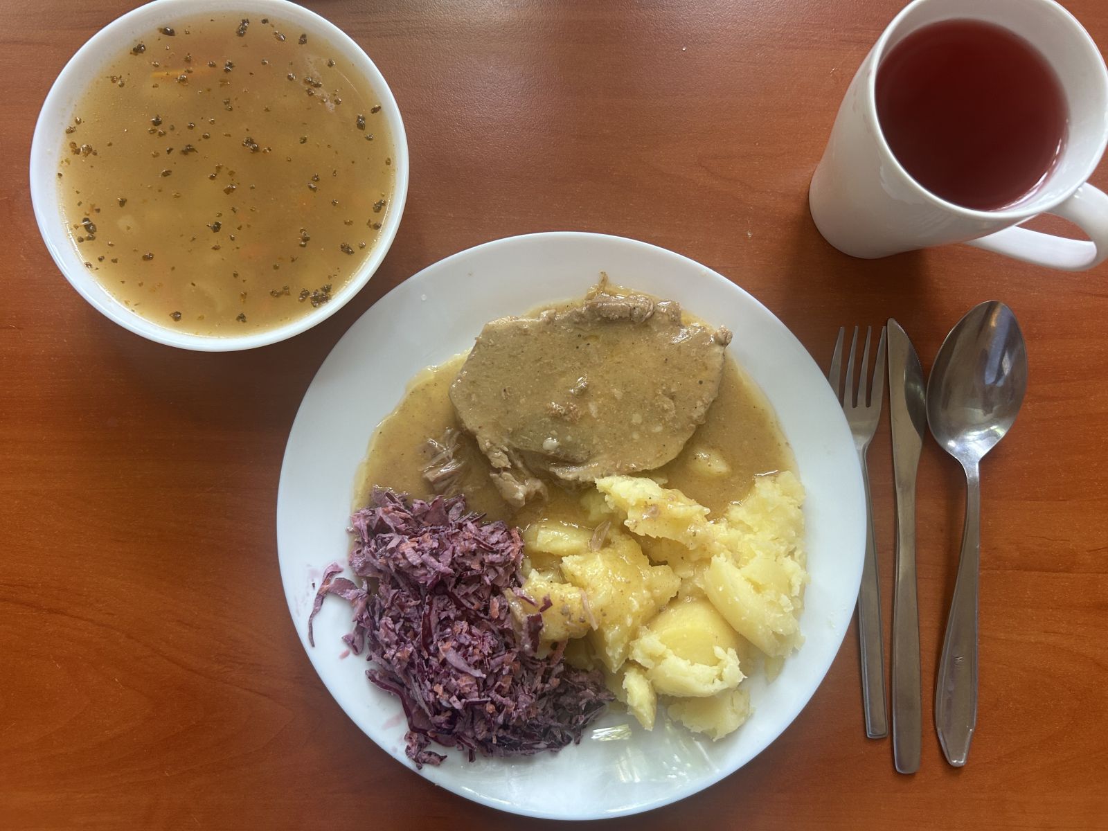 Zupa kalafiorowa, karkówka, ziemniaki, surówka z kapusty czerwonej, kompot