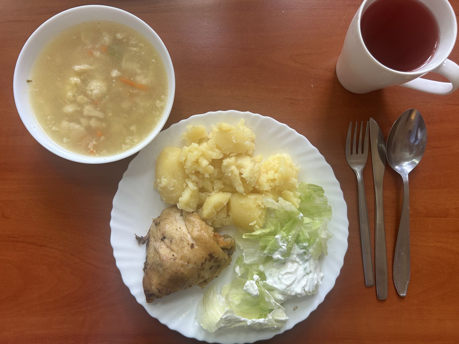 Zupa ziemniaczana, udka, ziemniaki, sałata z jogurtem, kompot