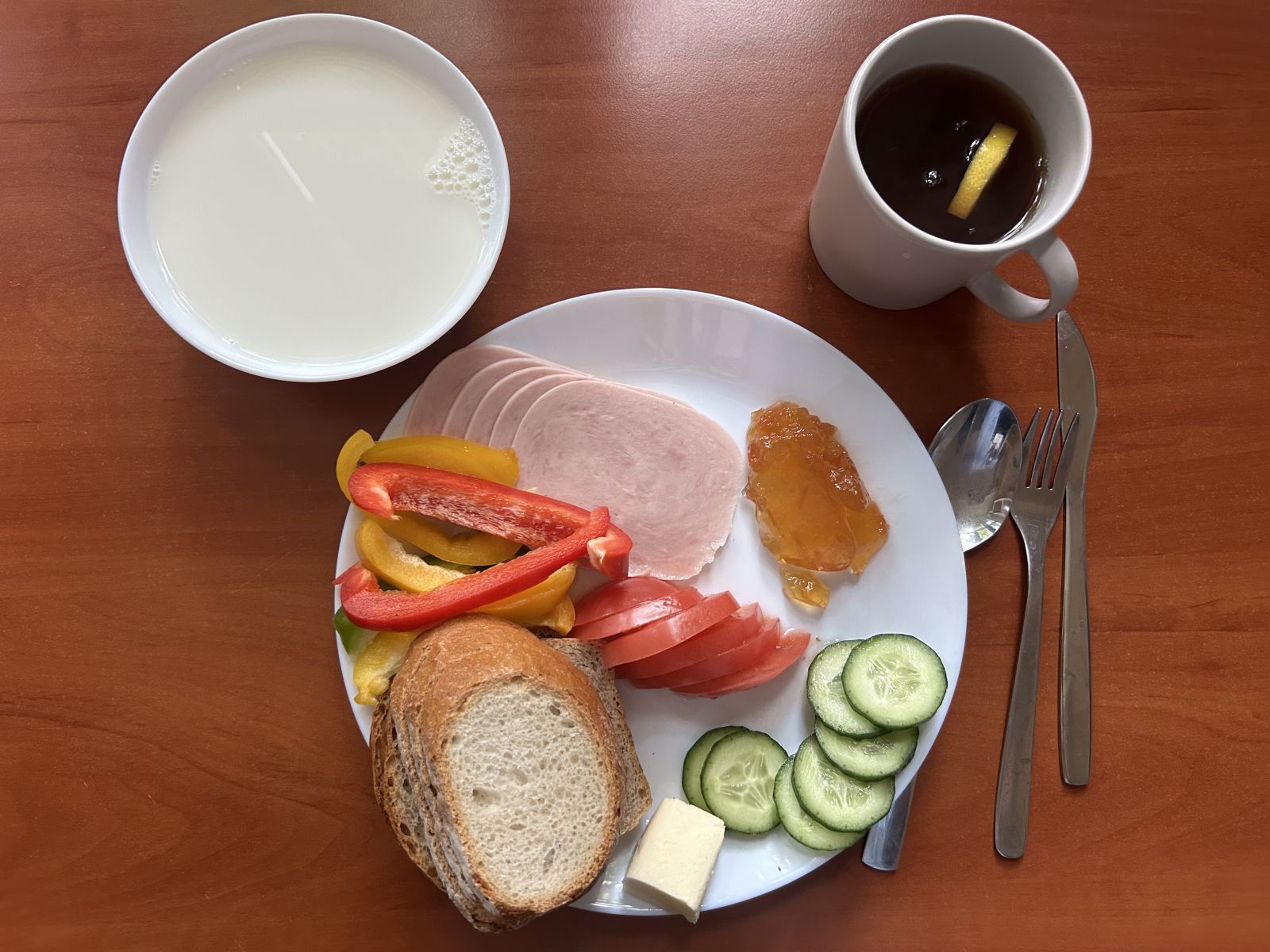 Makaron na mleku, chleb pszenny i żytni, pomidor, ogórek, papryka, wędlina, dżem