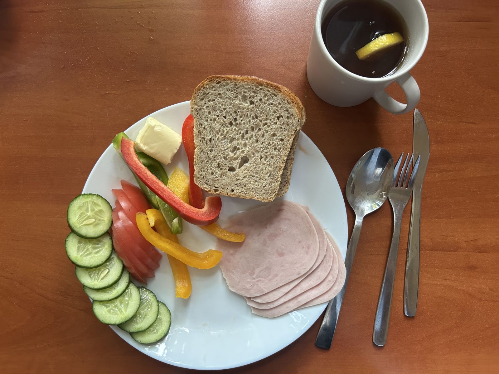 Chleb żytni, pomidor, ogórek, papryka, wędlina, masło, herbata