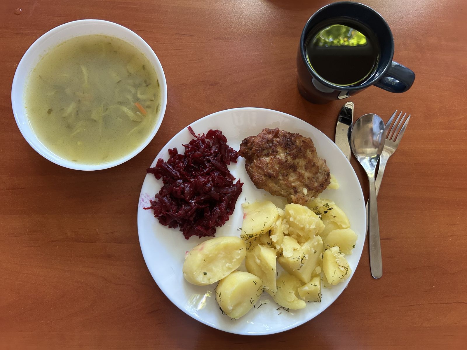 Zupa ogórkowa, kotlet mielony, ziemniaki gotowane, buraki tarte, kompot