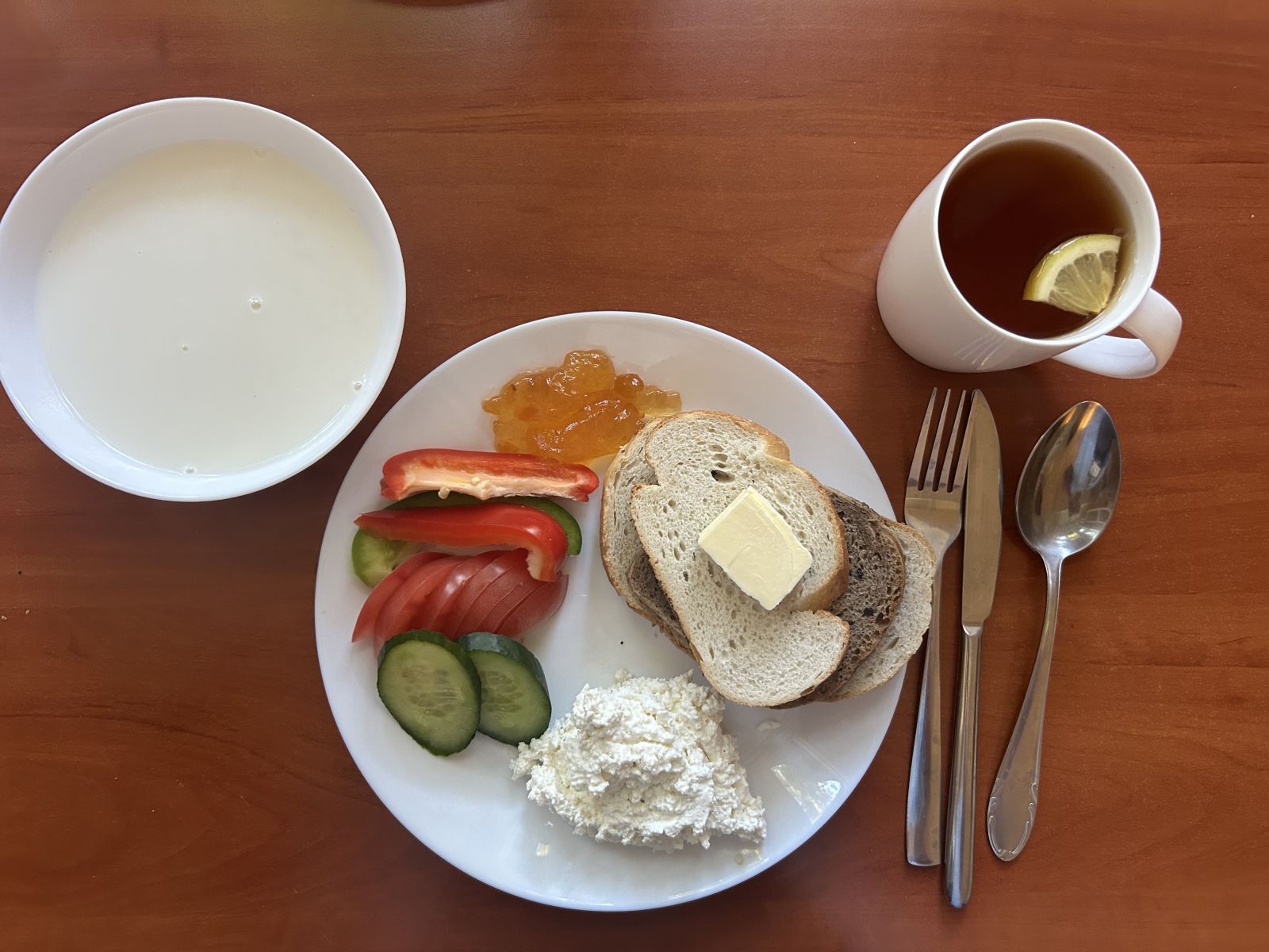 Płatki ryżowe na mleku, chleb pszenny i żytni, pomidor, ogórek, papryka, twarożek, dżem