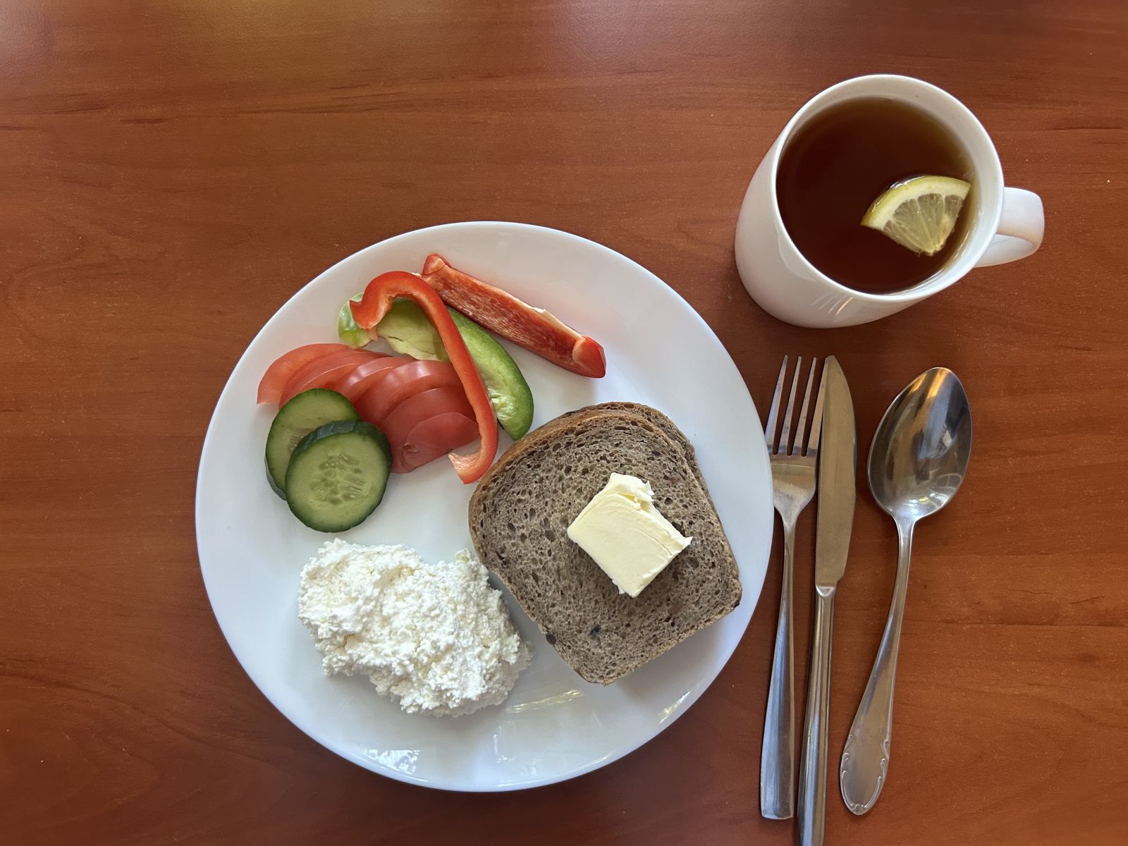 Chleb żytni, pomidor, ogórek, papryka, twarożek, herbata