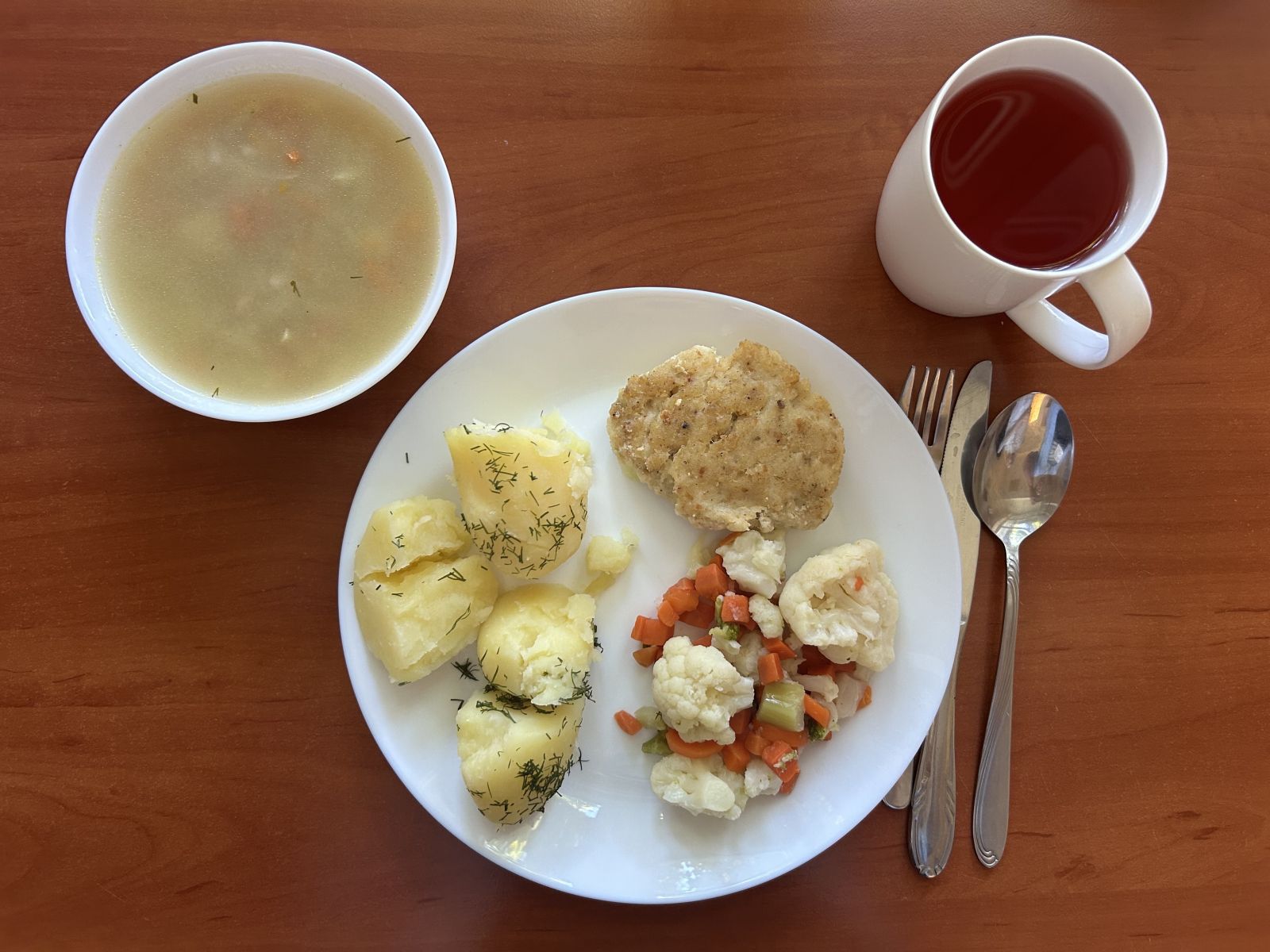 Krupnik, kotlet rybny, ziemniaki, warzywa gotowane, kompot