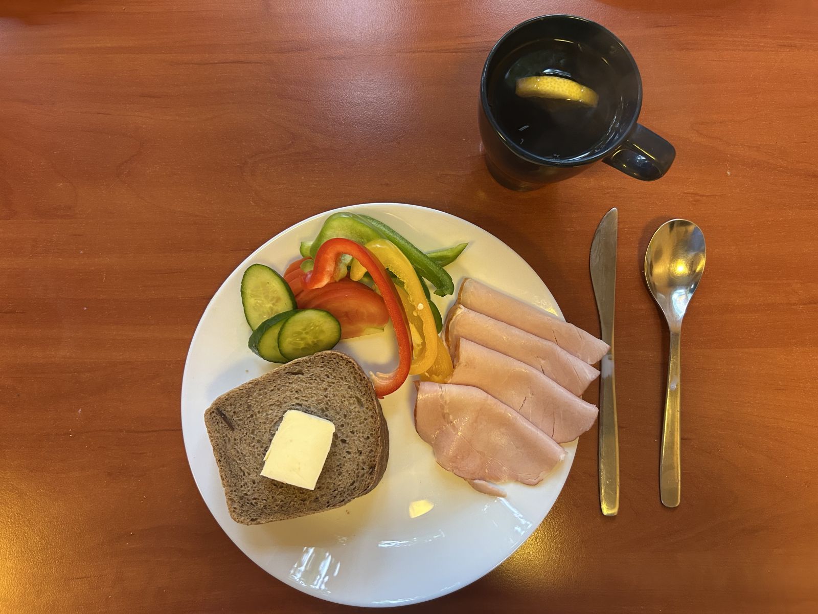 Chleb żytni, pomidor, ogórek, papryka, wędlina, herbata