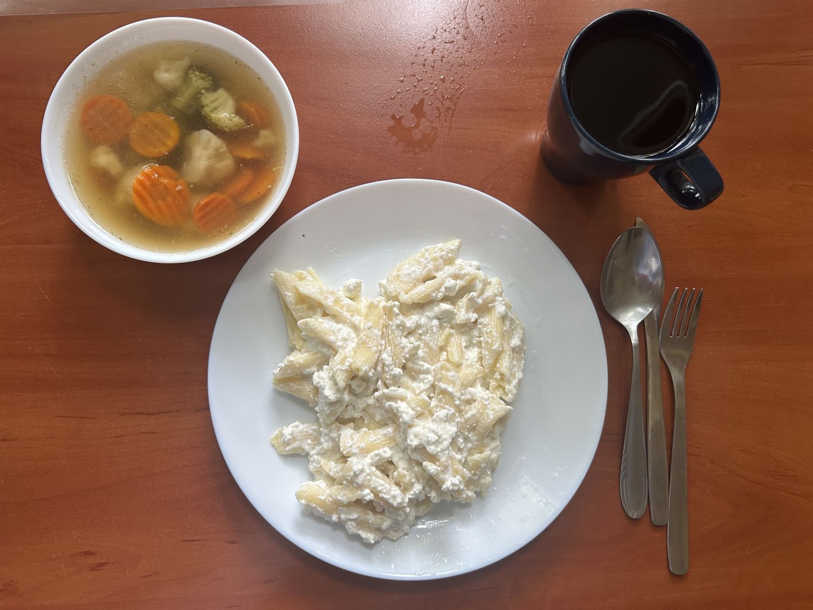 Zupa jarzynowa, makaron z serem na słodko , kompot