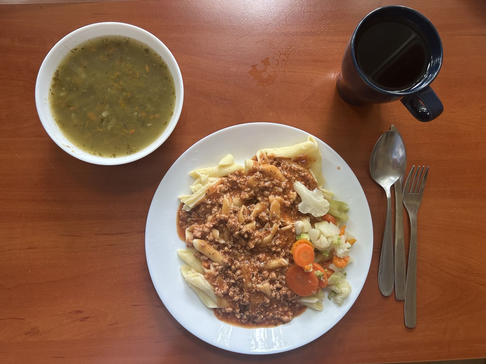 Zupa szczawiowa, makaron z sosem bolognese, bukiet warzyw gotowanych, kompot