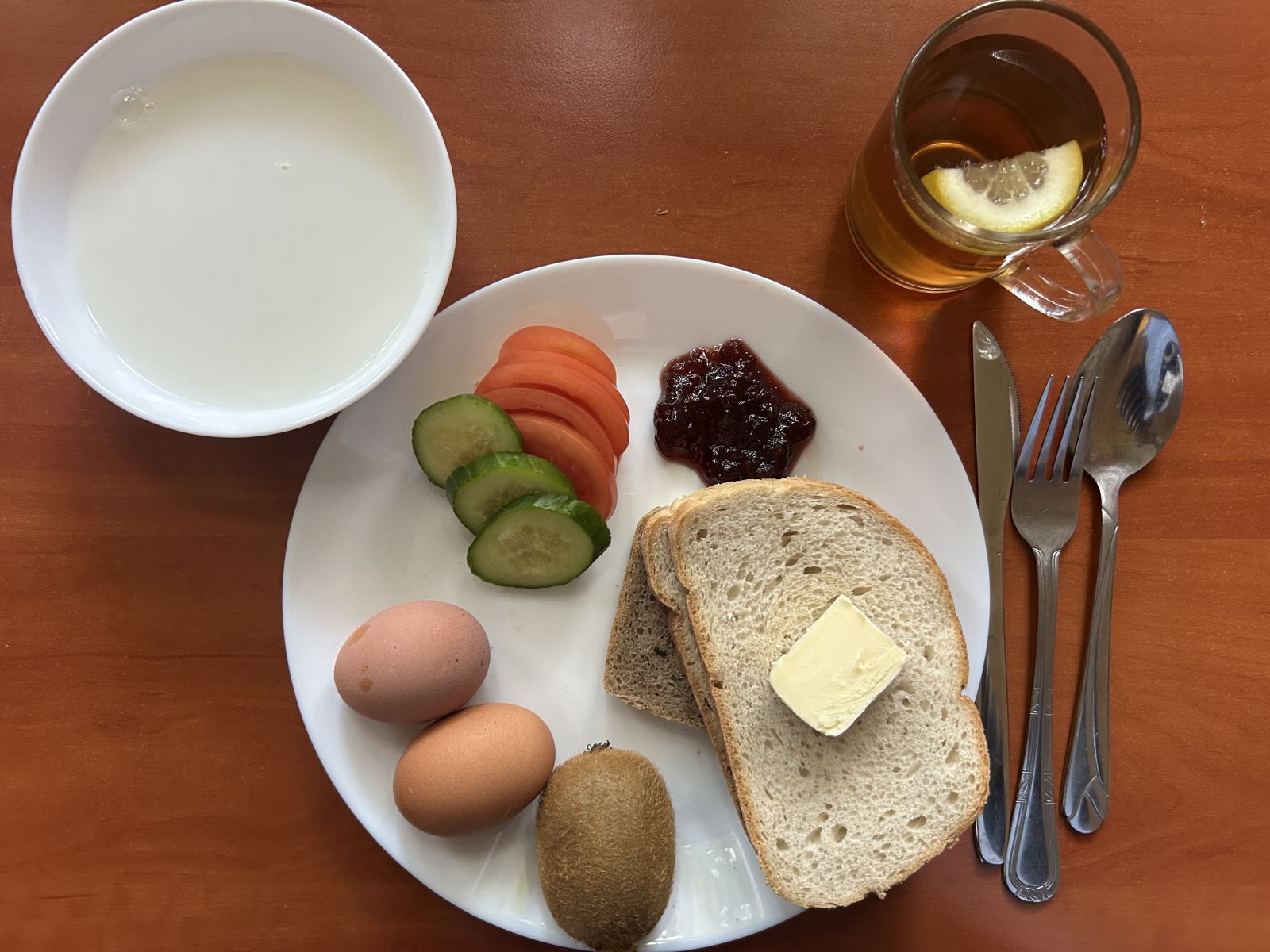 Płatki ryżowe na mleku, chleb pszenny i żytni, pomidor, ogórek, papryka, jaja, dżem