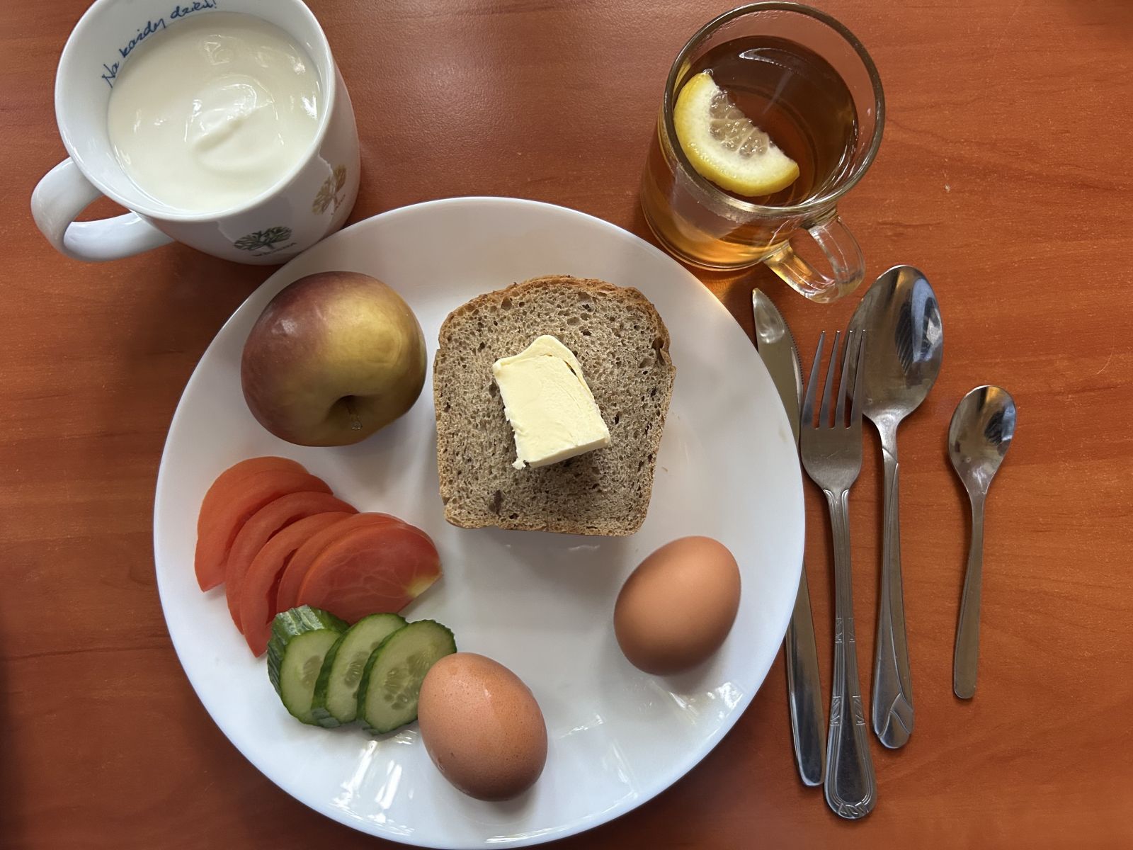 Zupa kalafiorowa, karkówka, ziemniaki, surówka z kapusty czerwonej, kompot