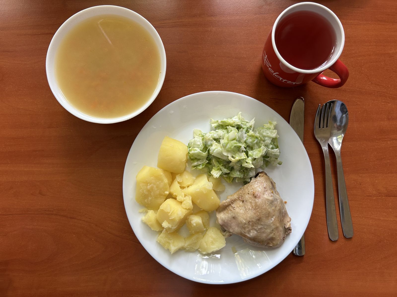 Zupa ziemniaczana, udka, ziemniaki, sałata z jogurtem, kompot