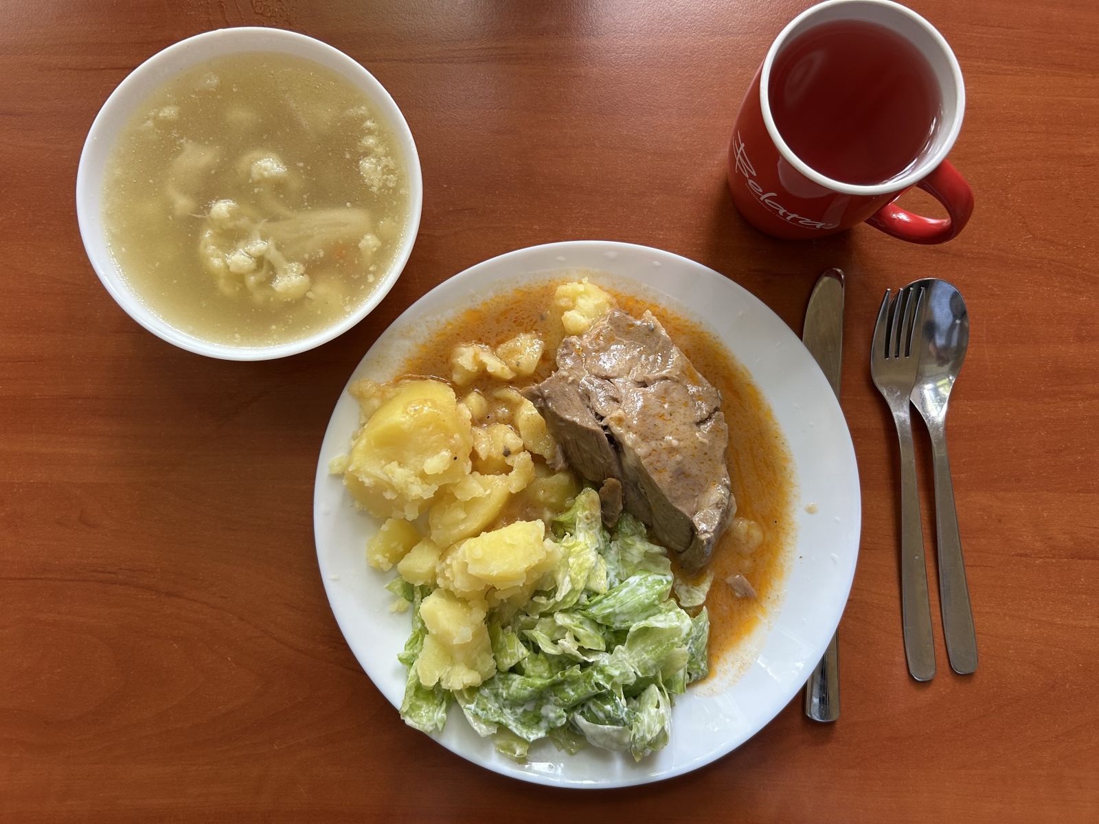 Zupa kalafiorowa, karkówka, ziemniaki, sałata z jogurtem, kompot