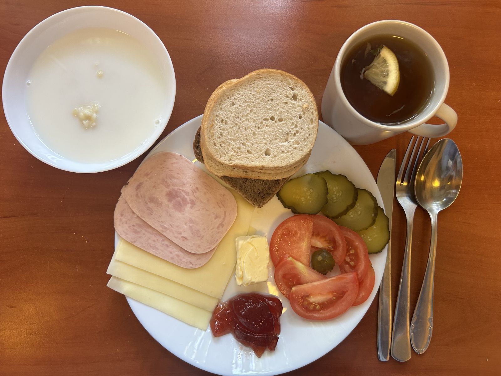 Makaron na mleku, chleb pszenny i żytni, pomidor, ogórek, wędlina, ser żółty, dżem