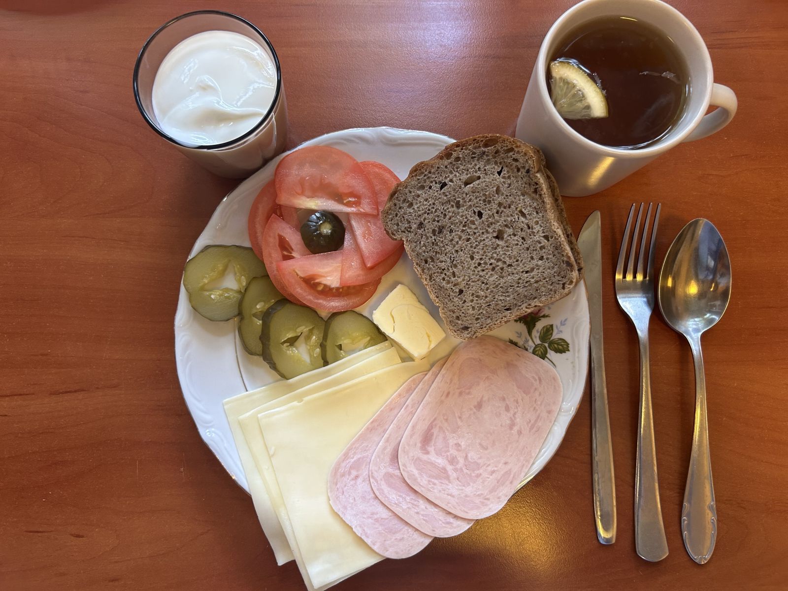 Chleb żytni, pomidor, ogórek, wędlina, ser żółty