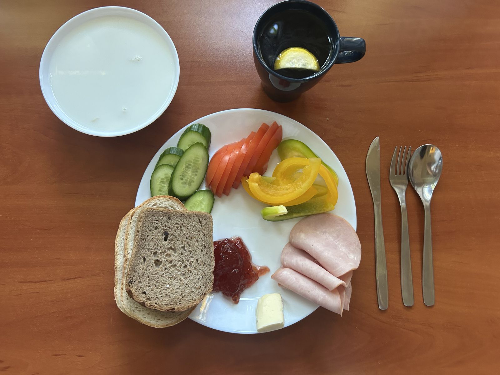 Makaron na mleku, chleb pszenny i żytni, pomidor, ogórek, papryka, wędlina, dżem