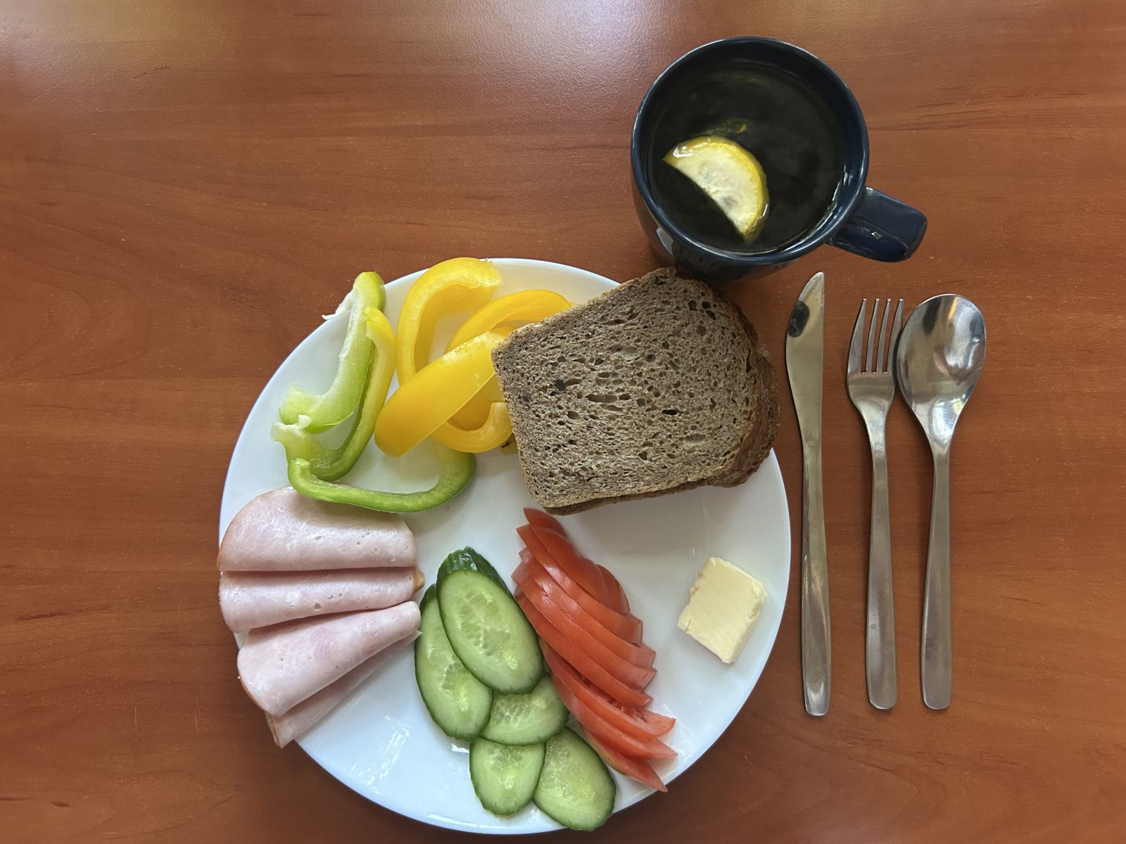 Chleb żytni, pomidor, ogórek, papryka, wędlina, masło, herbata