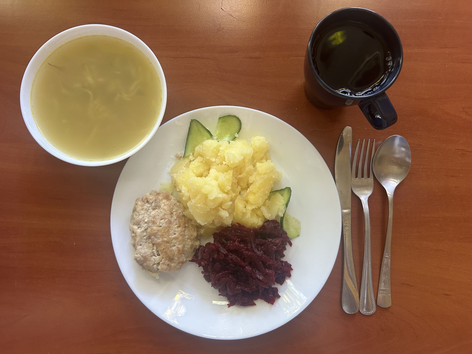 Zupa ogórkowa, kotlet mielony, ziemniaki gotowane, buraki tarte, kompot