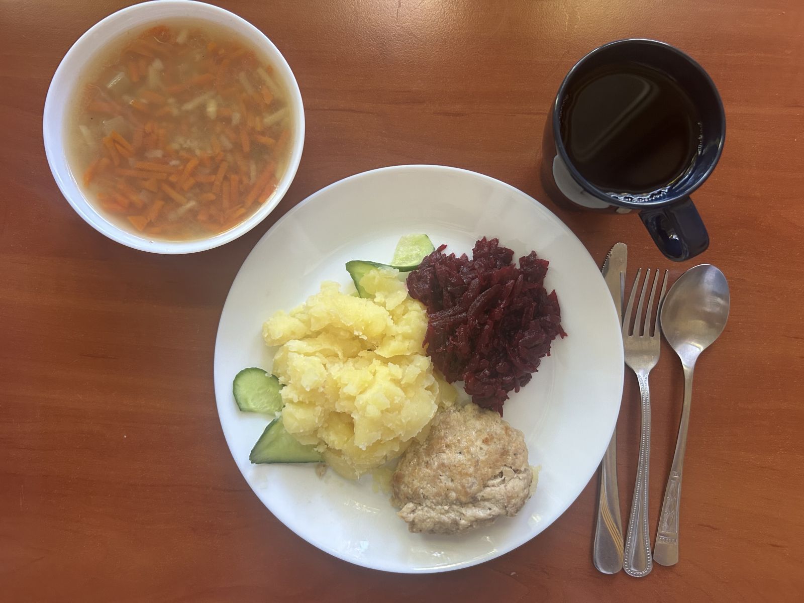 Zupa ryżowa, kotlet mielony, ziemniaki gotowane, buraki tarte, kompot