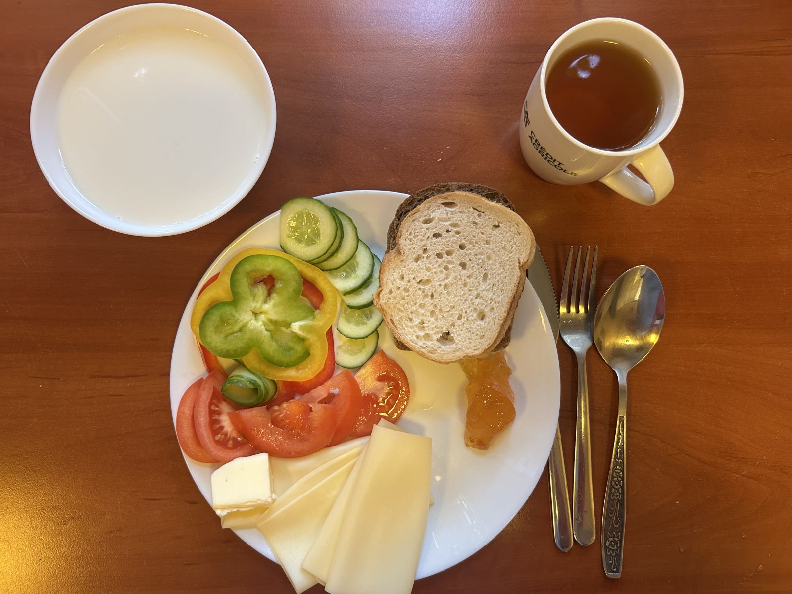 Płatki owsiane na mleku, chleb pszenny i żytni, pomidor, ogórek, papryka, ser żółty, dżem