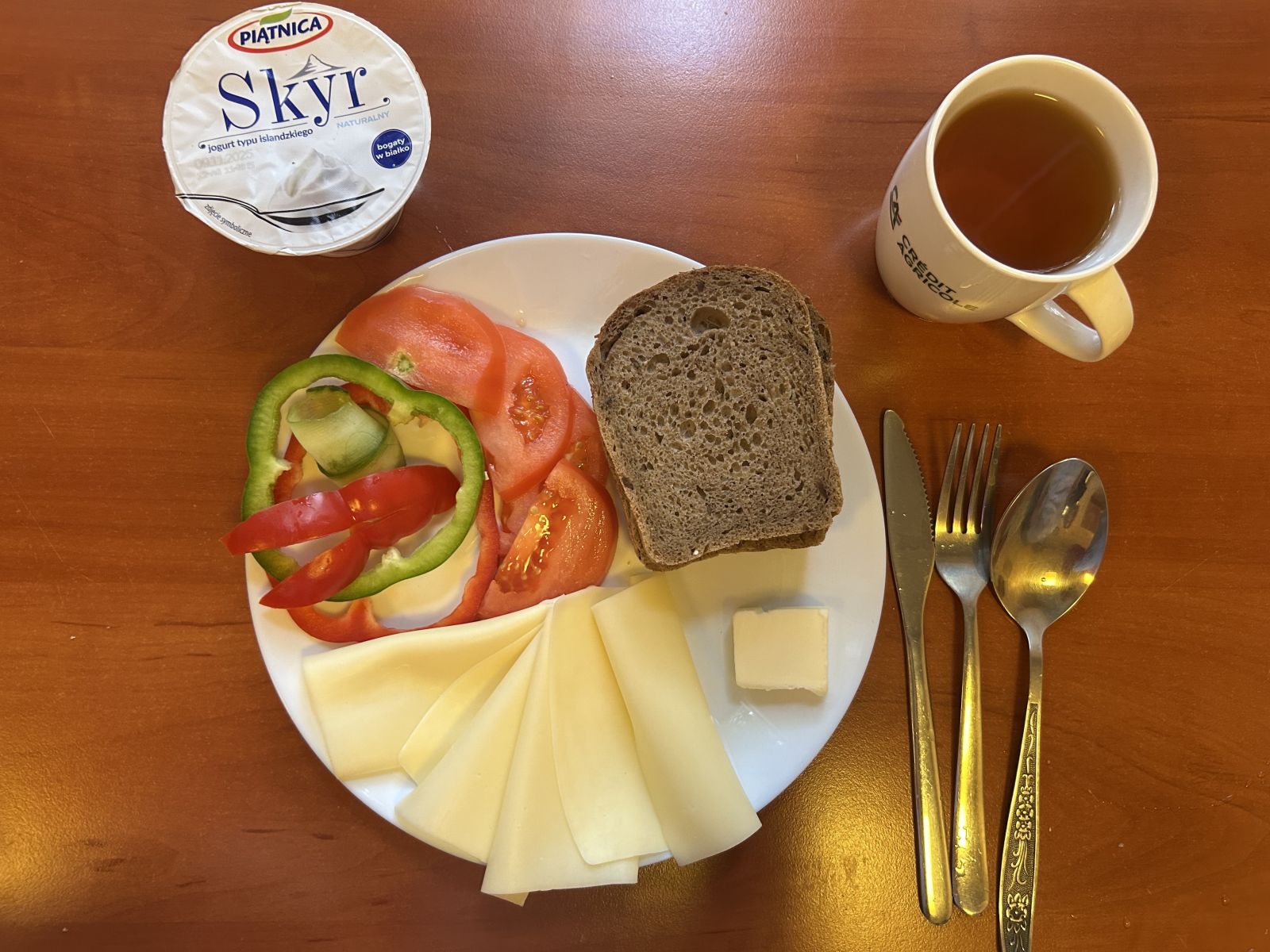 Chleb żytni, pomidor, ogórek, papryka, ser żółty, herbata