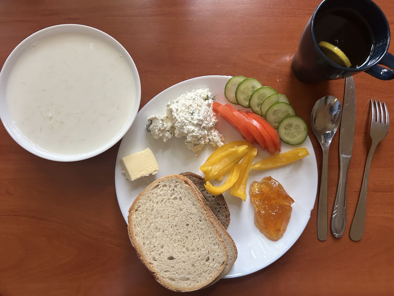 Płatki ryżowe na mleku, chleb pszenny i żytni, pomidor, ogórek, papryka, twarożek, dżem