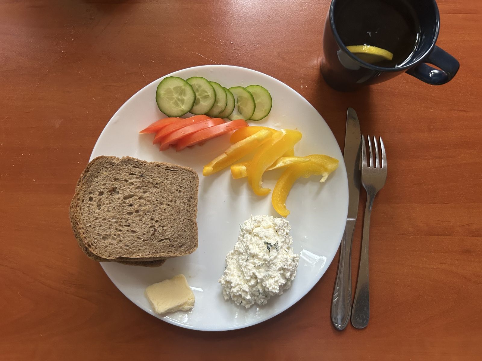 Chleb żytni, pomidor, ogórek, papryka, twarożek, herbata