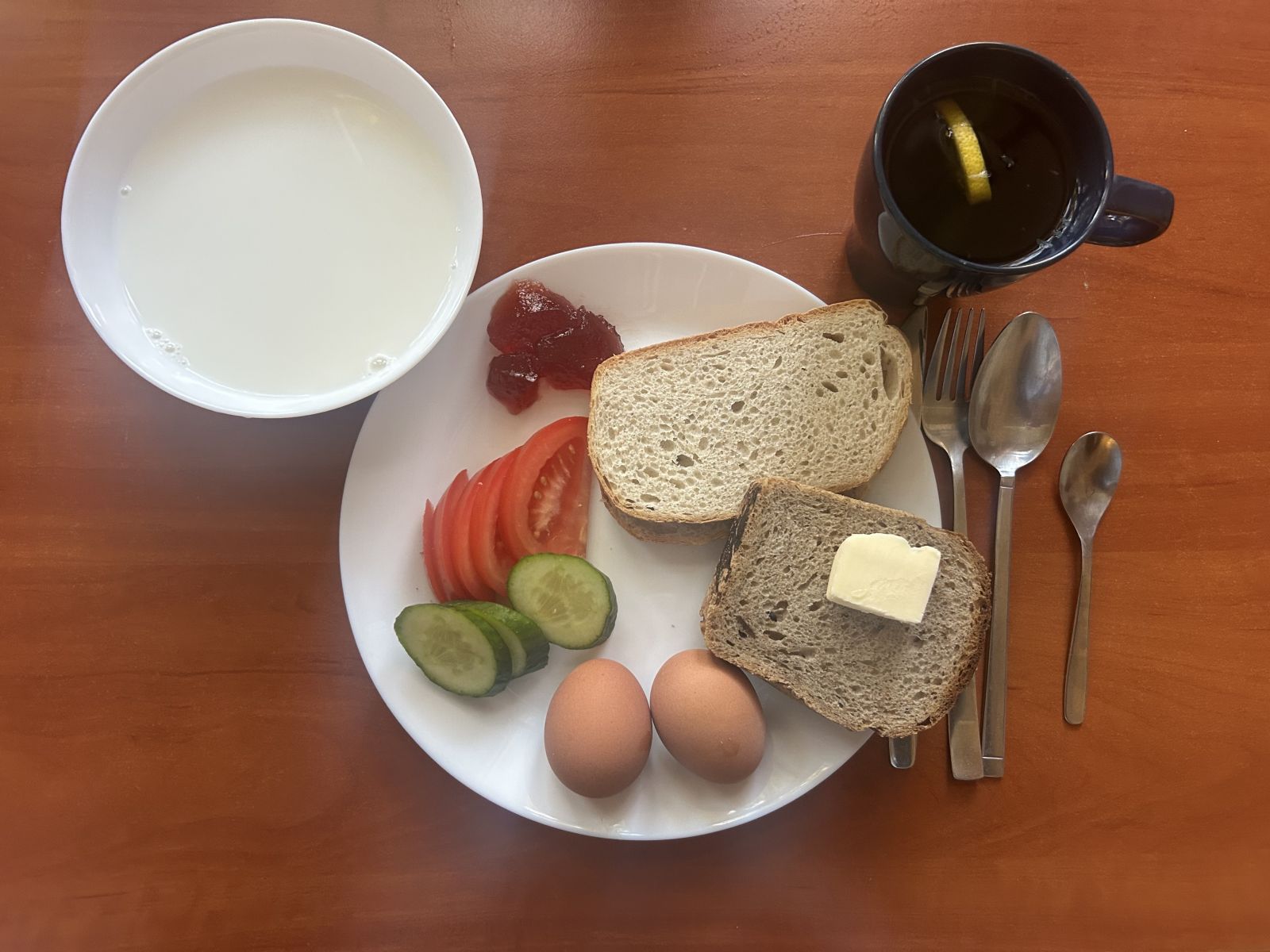 Płatki ryżowe na mleku, chleb pszenny i żytni, pomidor, ogórek, papryka, jaja, dżem