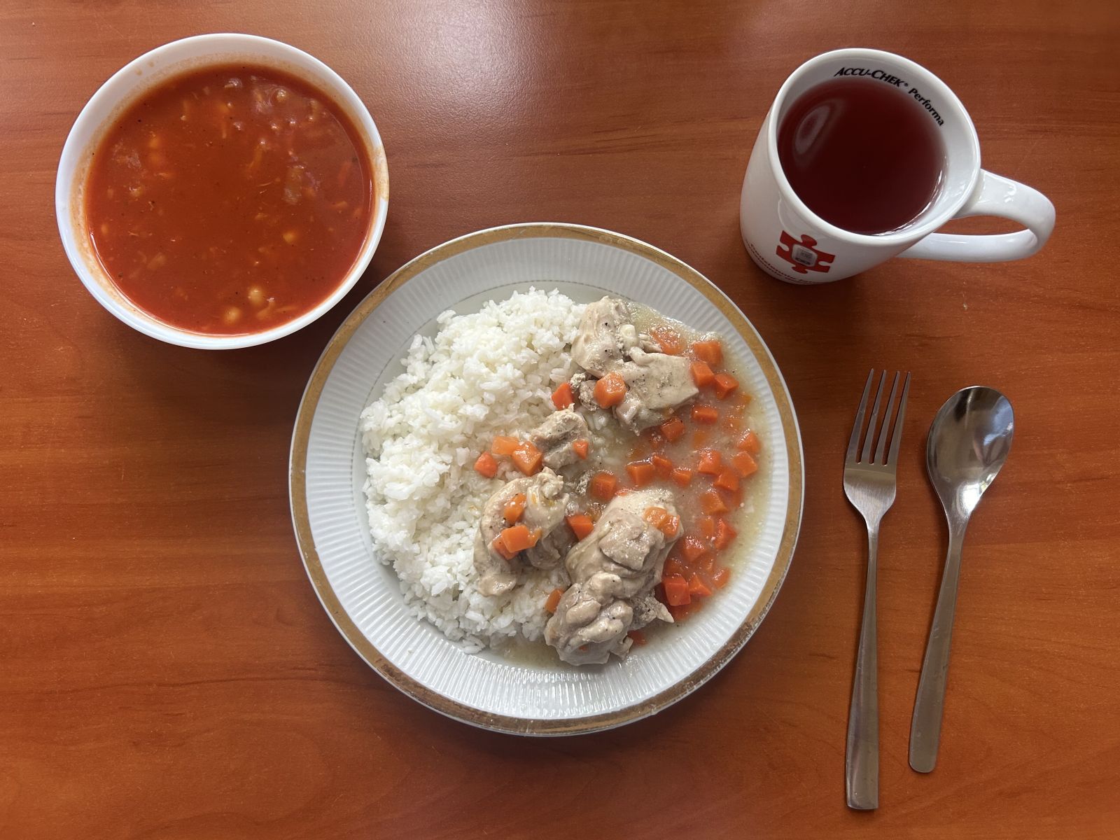 Zupa pomidorowa, potrawka z kurczaka z marchewką, ryż biały gotowany, kompot