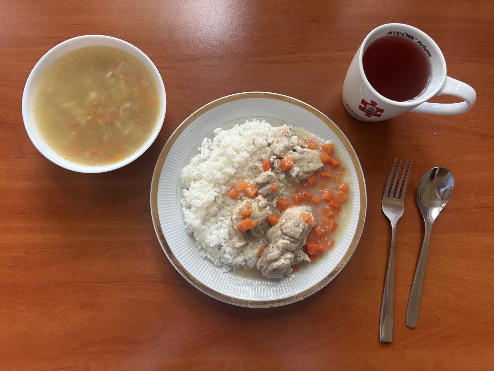 Zupa ziemniaczana, potrawka z kurczaka z marchewką, ryż biały gotowany, kompot