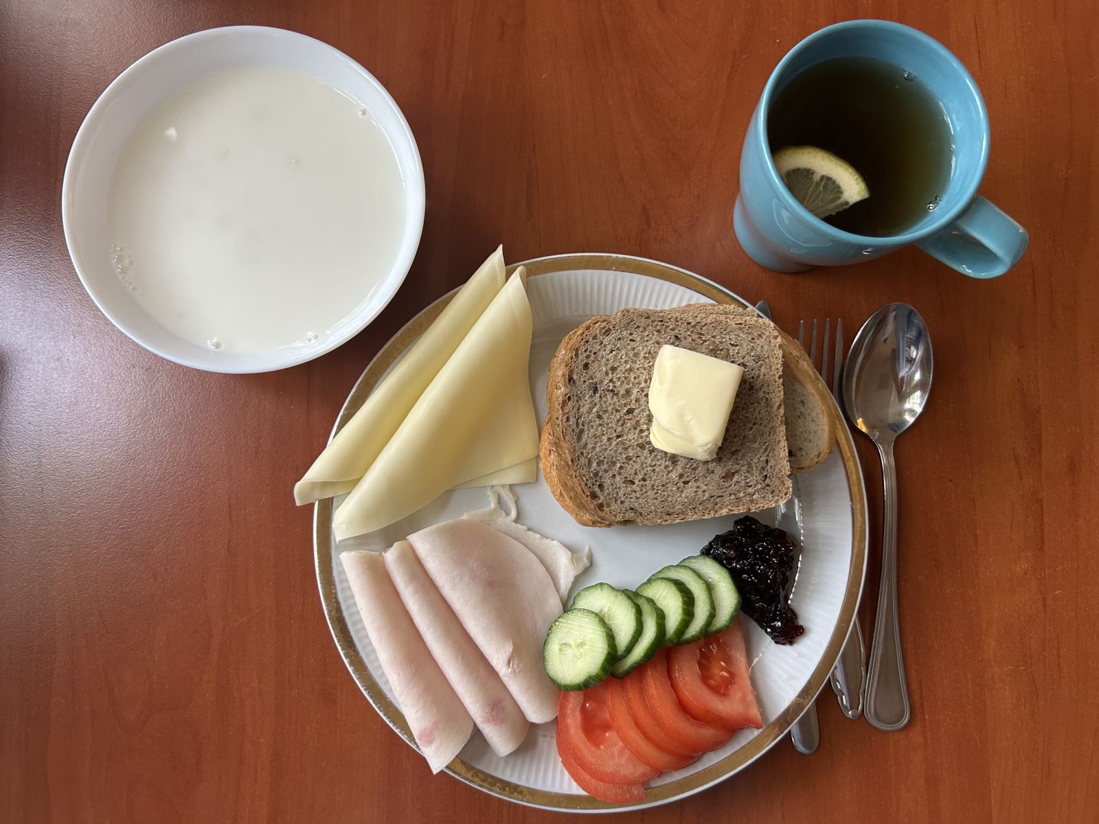 Makaron na mleku, chleb pszenny i żytni, pomidor, ogórek, wędlina, ser żółty, dżem