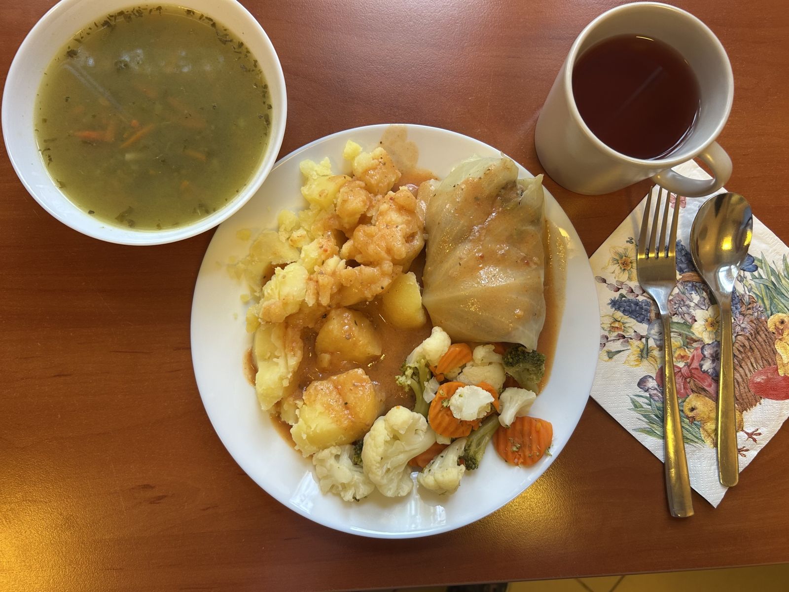 Zupa szczawiowa, gołąbki z sosem pomidorowym, ziemniaki gotowane, bukiet warzyw gotowanych, kompot