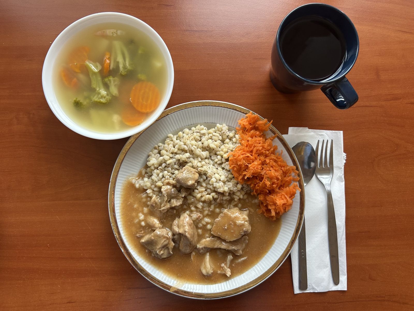 Zupa jarzynowa, gulasz wieprzowy, kasza jęczmienna, surówka z marchewki, kompot