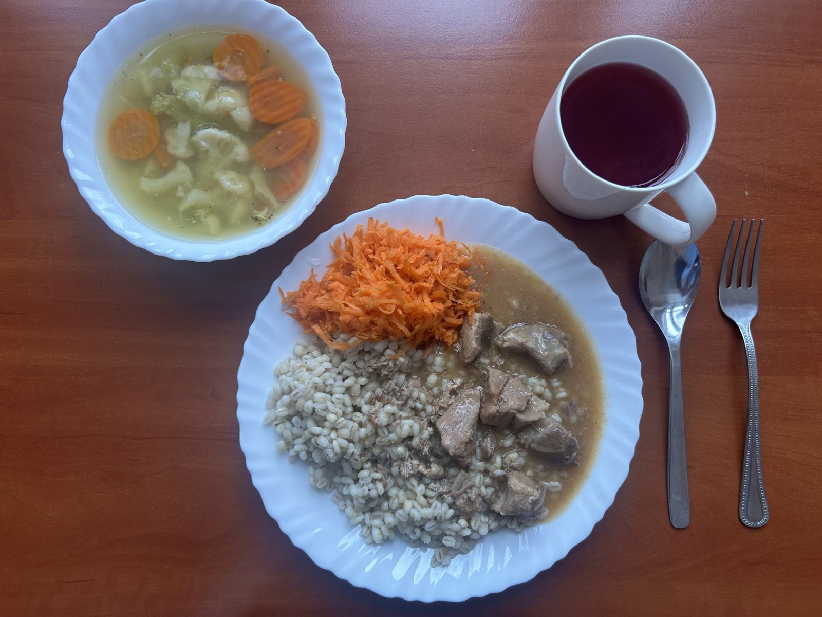 Zupa jarzynowa, gulasz wieprzowy, kasza jęczmienna, surówka z marchewki, kompot