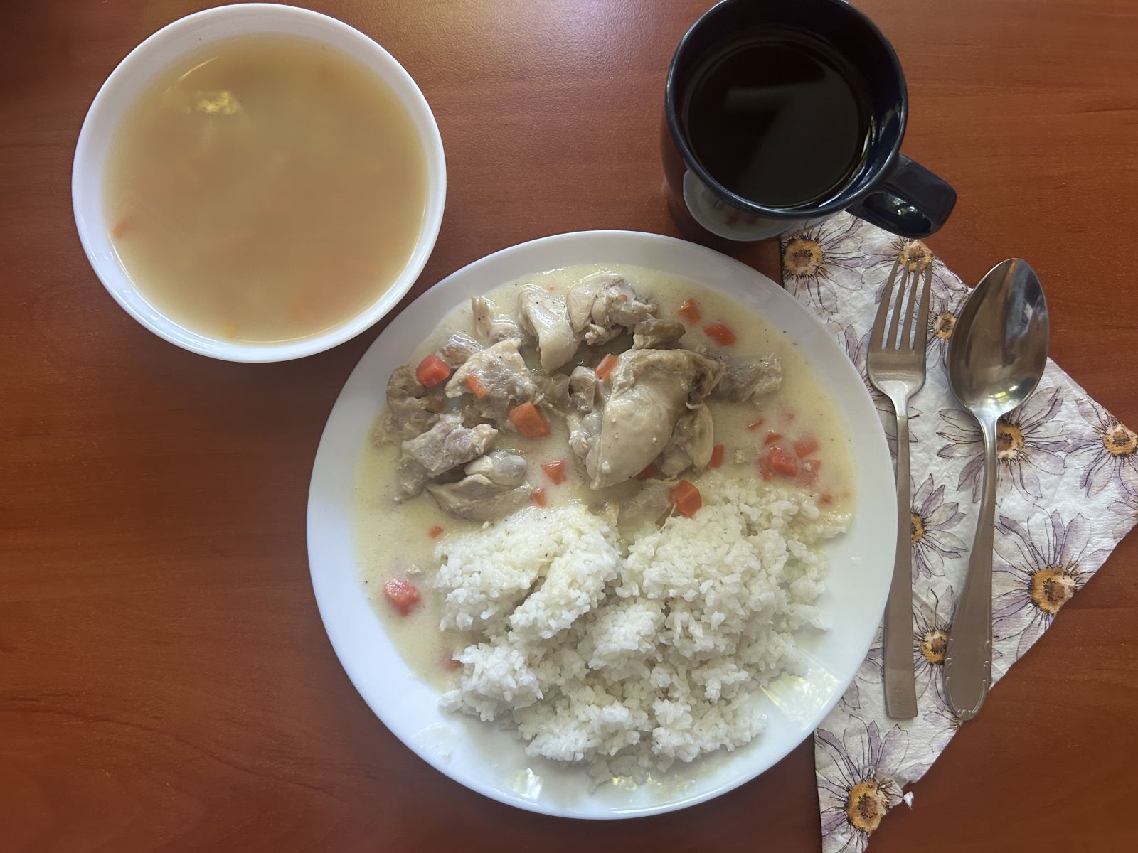 Zupa ziemniaczana, potrawka z kurczaka z marchewką, ryż biały gotowany, kompot