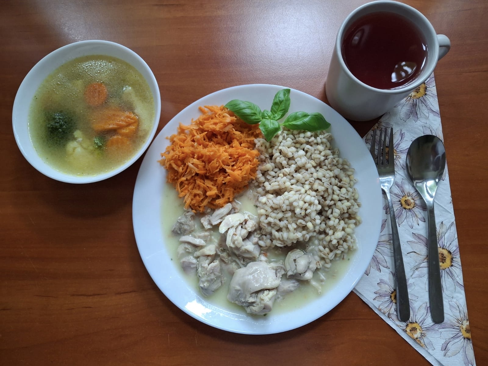 Zupa ziemniaczana, potrawka z kurczaka z marchewką, ryż biały gotowany, kompot