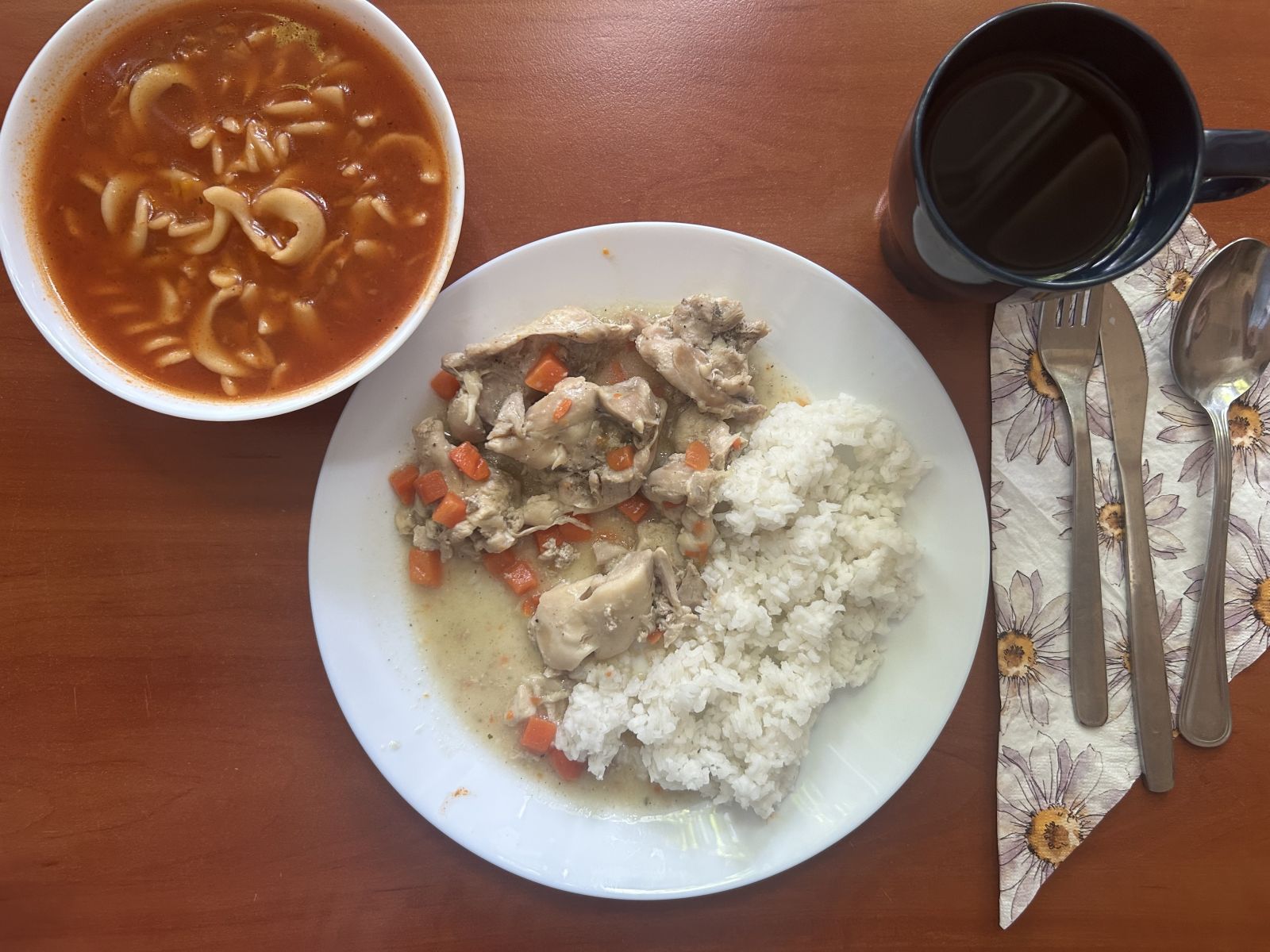 Zupa pomidorowa, potrawka z kurczaka z marchewką, ryż biały gotowany, kompot