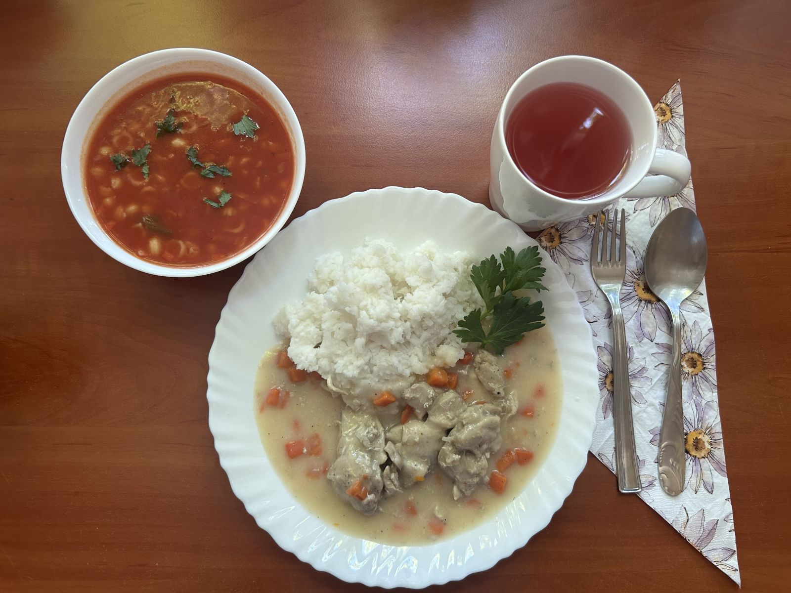 Zupa pomidorowa, potrawka z kurczaka z marchewką, ryż biały gotowany, kompot